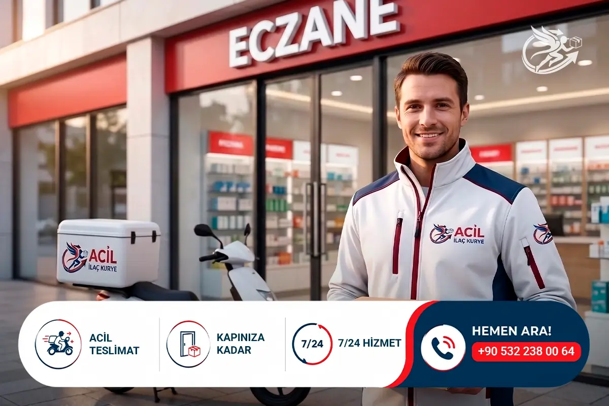 İstanbul'da bir eczane önünde Acil İlaç Kurye üniformalı profesyonel kurye ve motosikleti; eczane ürünlerinin 7/24 hızlı ve güvenli teslimatı için lojistik destek görseli.
